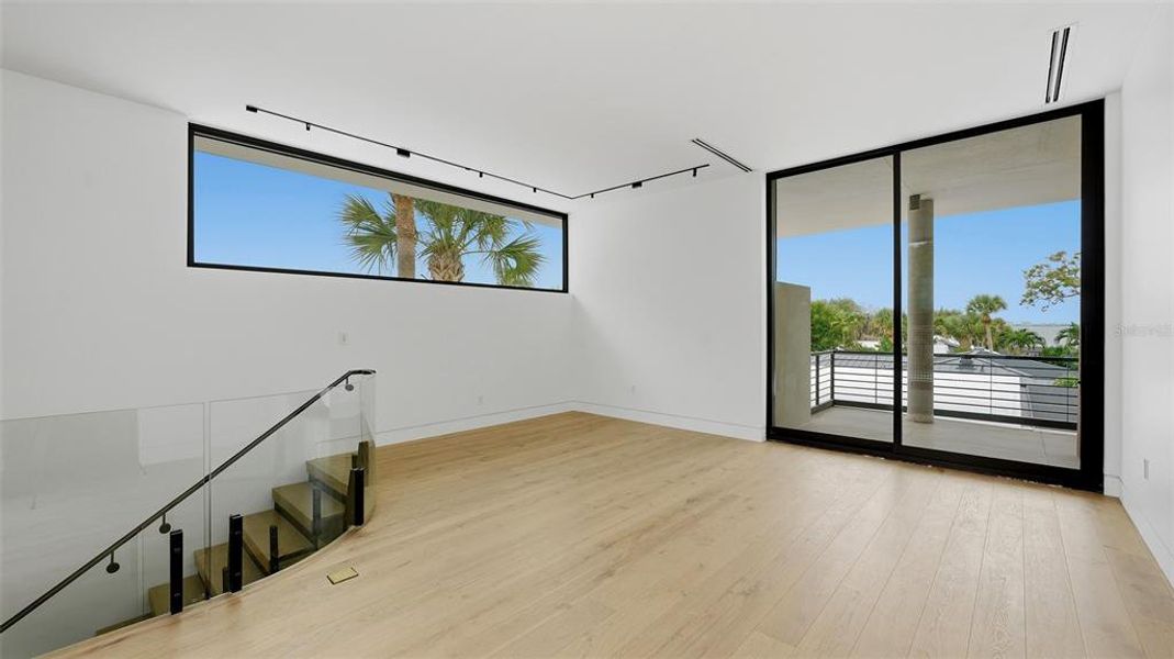 Spacious, unfurnished interior of a new home in , Sarasota (Image 16).