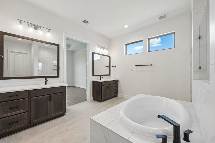Large Primary Bath with tub and shower Large Primary Bath with tub and shower