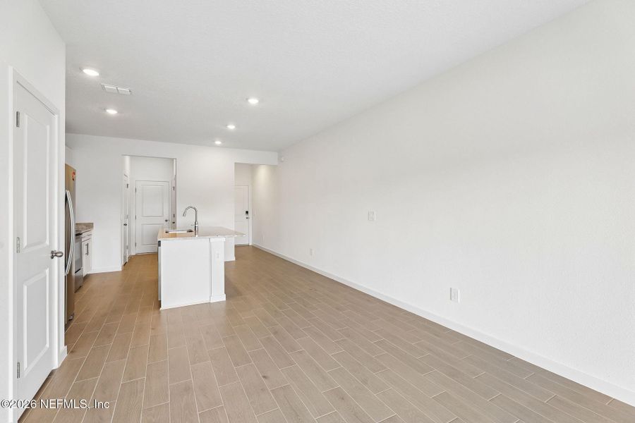 Spacious, unfurnished interior of a new home in , Middleburg (Image 24).