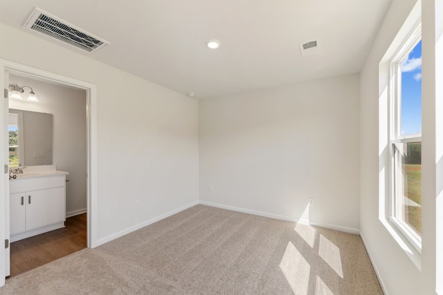 Spacious, unfurnished interior of a new home in Evergreen, Spartanburg (Image 13).
