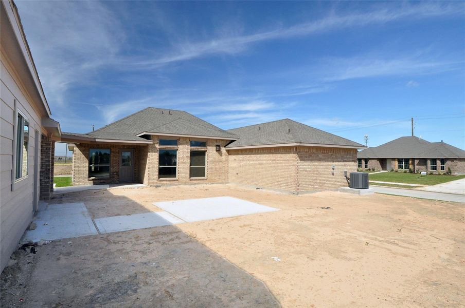 Exterior details and patio area of a home in , League City (Image 22).