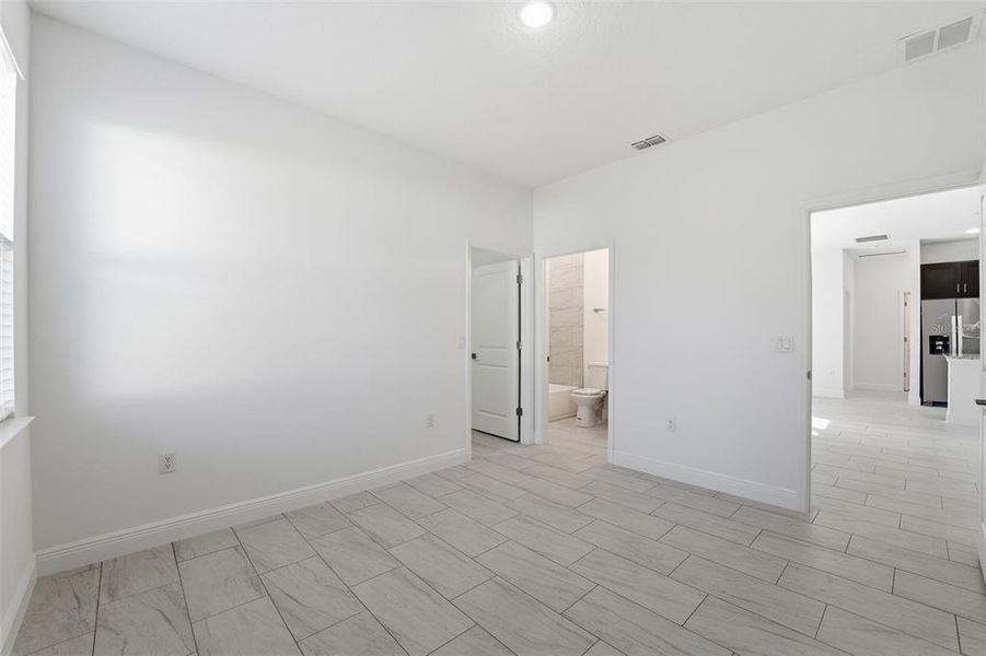 Spacious, unfurnished interior of a new home in , Ocala (Image 32).