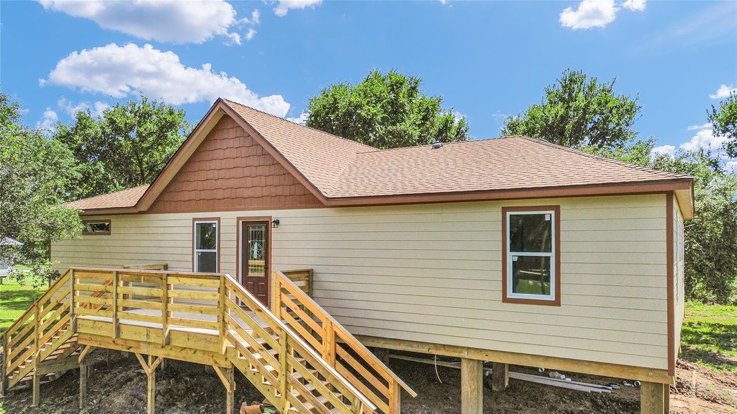 Exterior details and patio area of a home in , Brazoria (Image 15).
