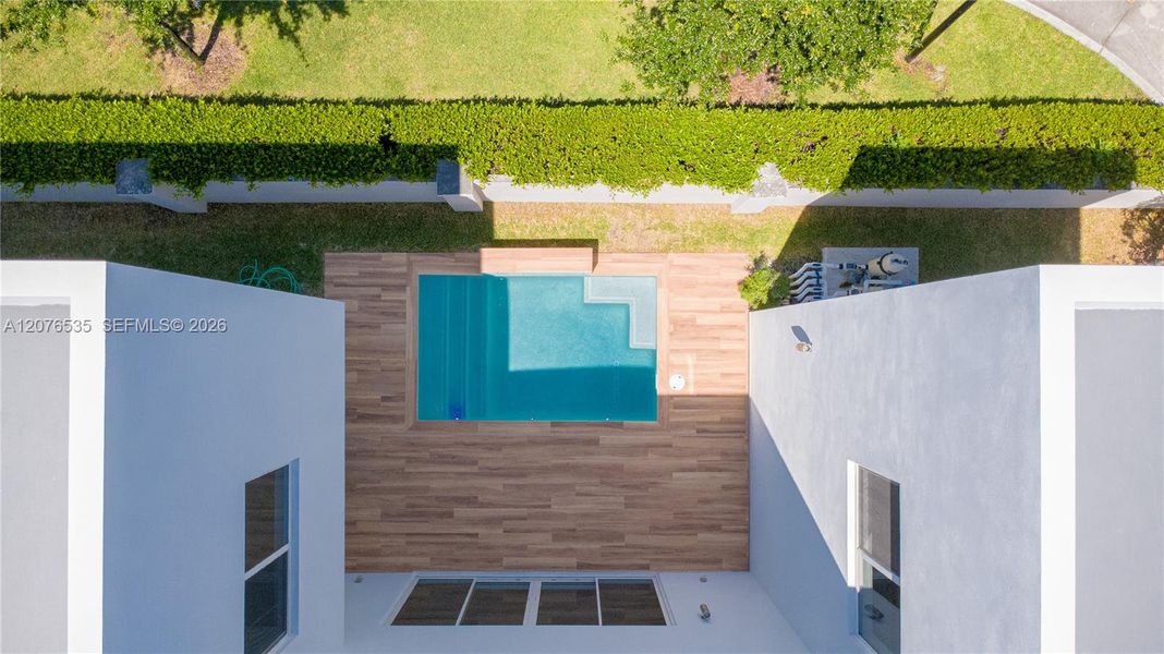 Exterior details and patio area of a home in , Doral (Image 3).