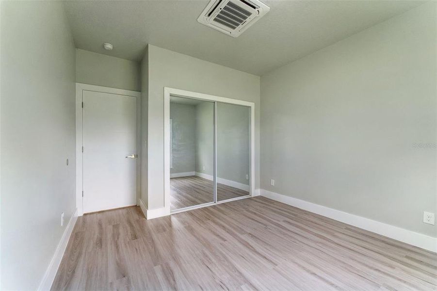 Spacious, unfurnished interior of a new home in , Orlando (Image 43).