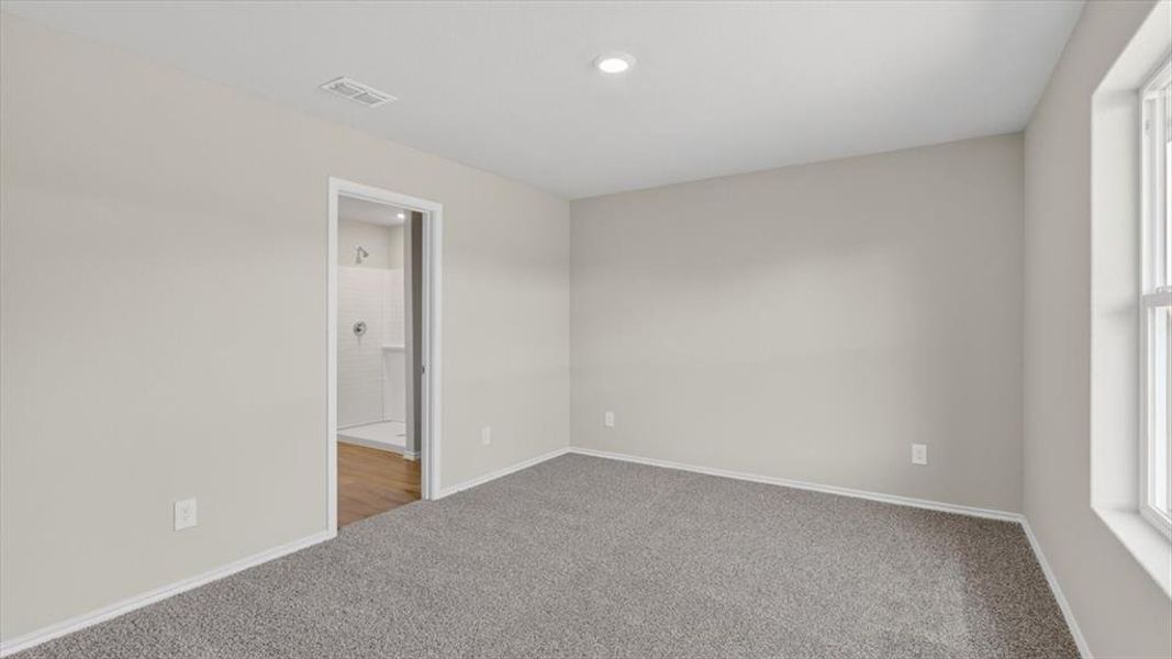 Spacious, unfurnished interior of a new home in Hickory Grove, Denton (Image 11).