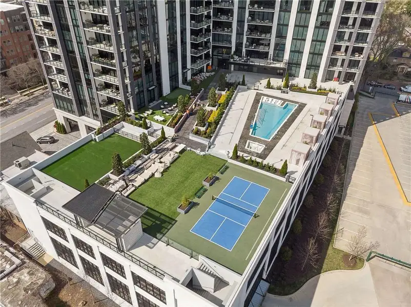 Condo located in Atlanta, GA showcasing its design and architecture (Image 4).