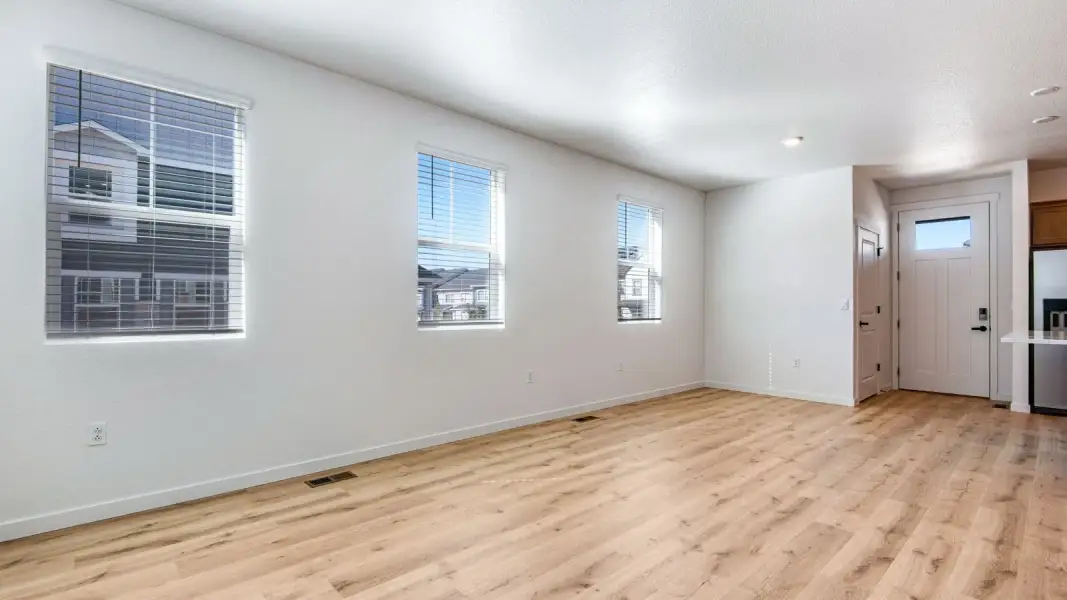 Spacious, unfurnished interior of a new home in Horizon Uptown, Aurora (Image 9).