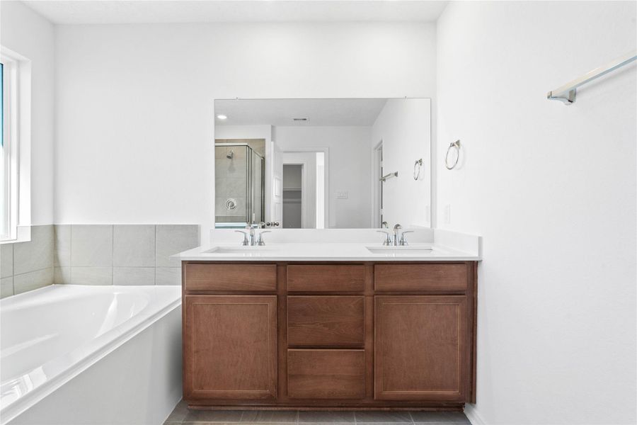 Furnished interior view inside a new home in Vida Costera, Texas City (Image 14).