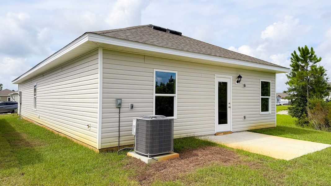 Exterior details and patio area of a home in Liberty, Panama City (Image 17).