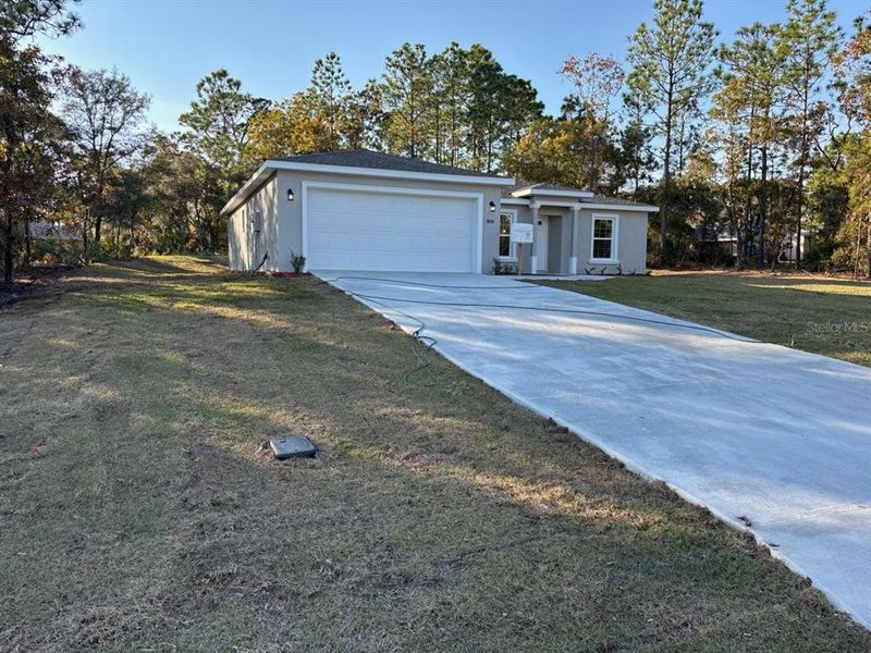 Exterior details and patio area of a home in , Citrus Springs (Image 3).