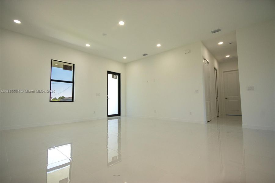Spacious, unfurnished interior of a new home in , Lehigh Acres (Image 19).