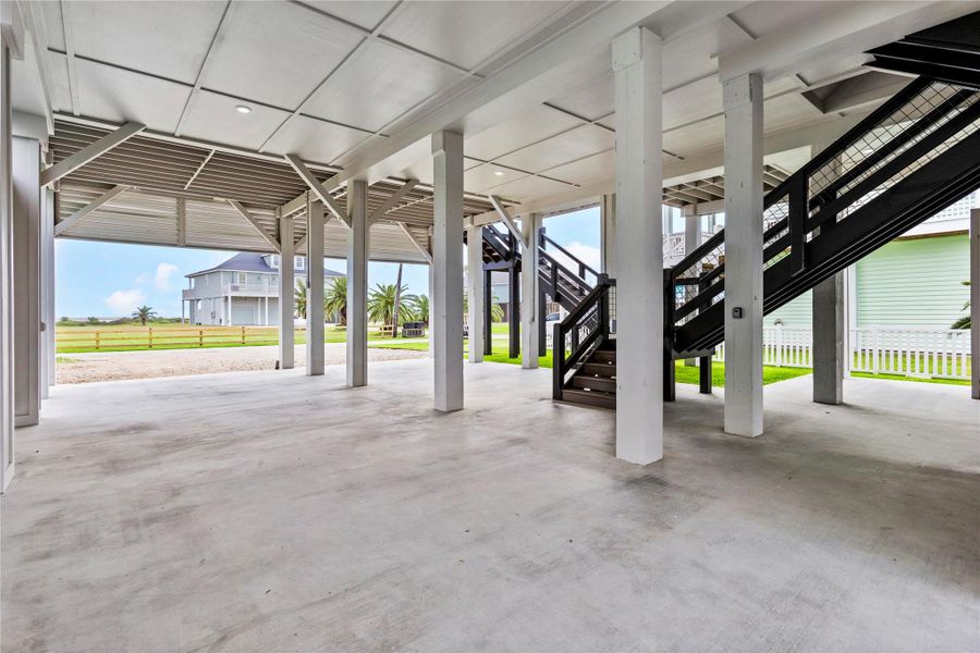 Exterior details and patio area of a home in , Bolivar Peninsula (Image 4).
