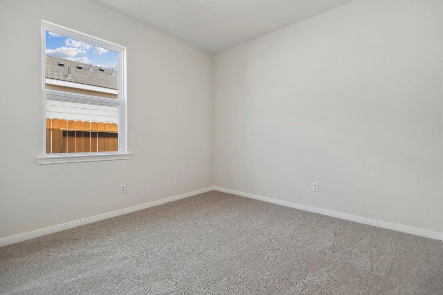 Spacious, unfurnished interior of a new home in Sweetwater Ridge, Conroe (Image 13).