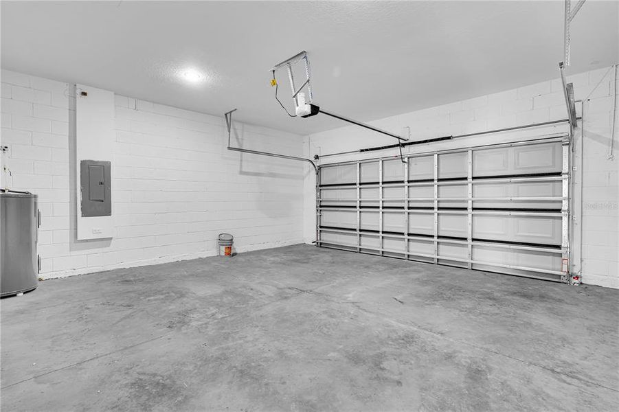 Spacious, unfurnished interior of a new home in , Port Charlotte (Image 8).