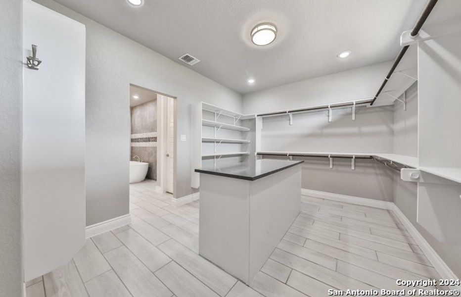 Spacious, unfurnished interior of a new home in , Bandera (Image 13).