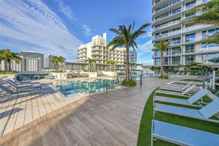 Condo located in Fort Lauderdale, FL showcasing its design and architecture (Image 35).