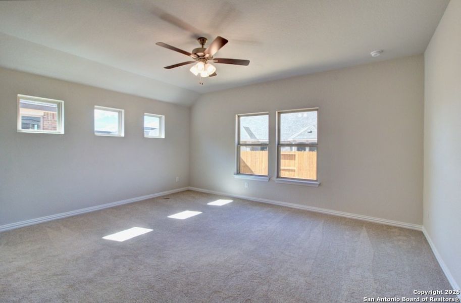 Spacious, unfurnished interior of a new home in Meyer Ranch - Enclave, New Braunfels (Image 14).