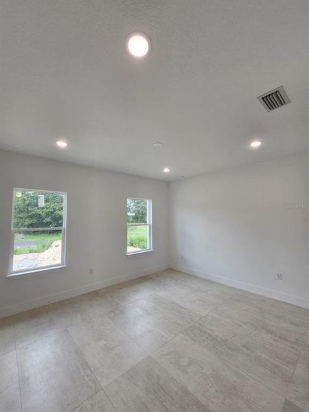 Spacious, unfurnished interior of a new home in , Ocala (Image 13).