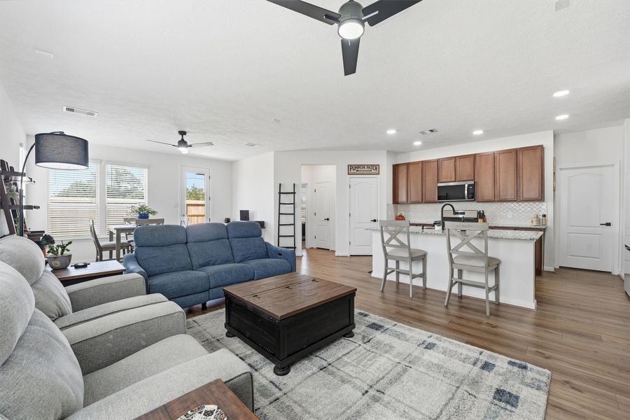 Furnished interior view inside a new home in Vida Costera, Texas City (Image 12).