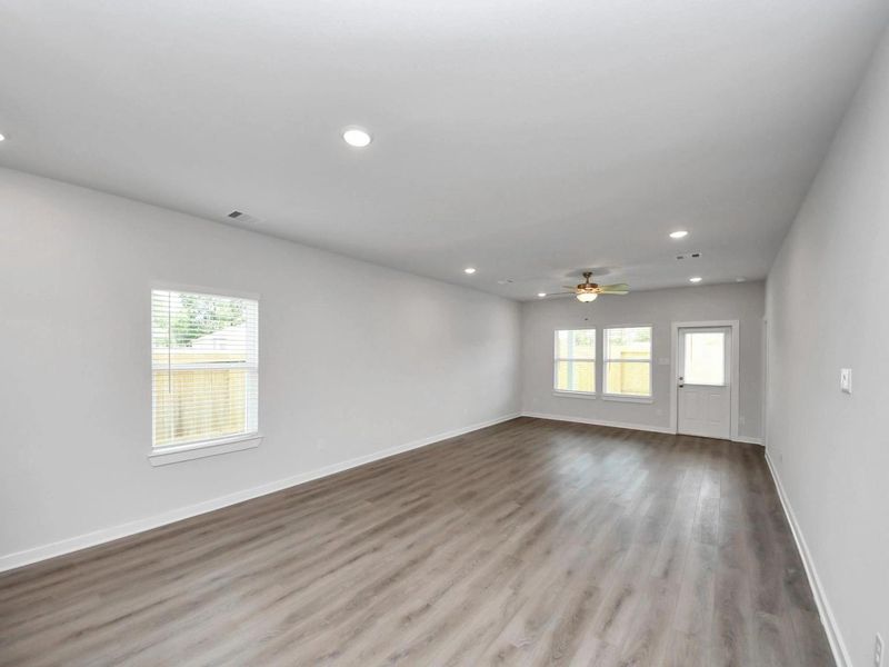 Spacious, unfurnished interior of a new home in Caney Creek Place, Conroe (Image 23).