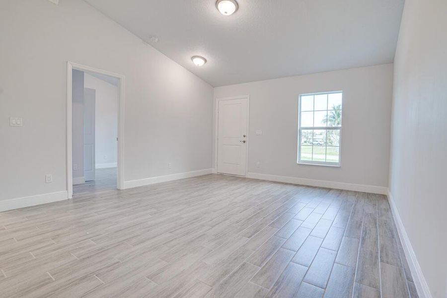 Spacious, unfurnished interior of a new home in , Palm Bay (Image 27).