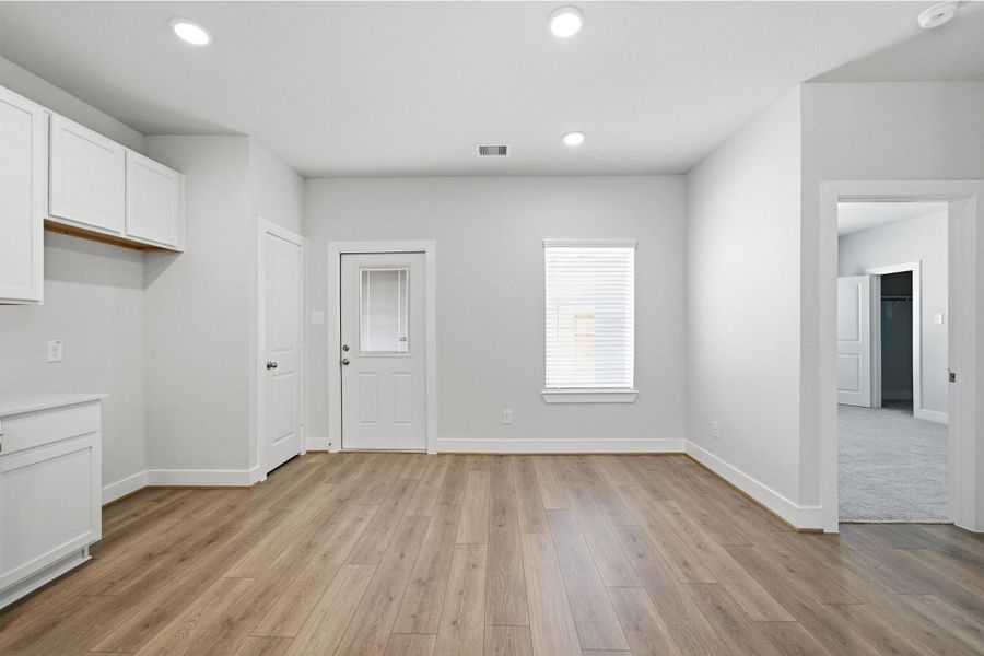 Spacious, unfurnished interior of a new home in Bay Creek, Baytown (Image 25).