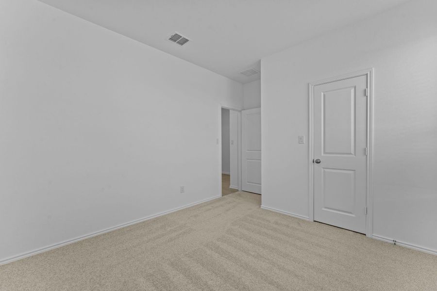Spacious, unfurnished interior of a new home in Schriber Ranch, Mustang Ridge (Image 15).
