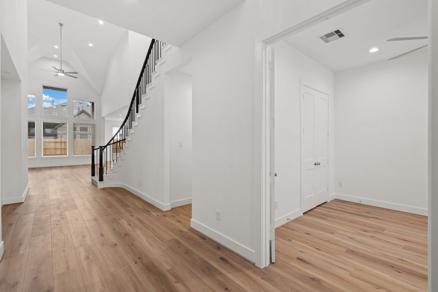 Representative unfurnished interior of a home built from the Waterloo – 60′ Lot by Chesmar Homes in Wildrye, Waller (Image 6).