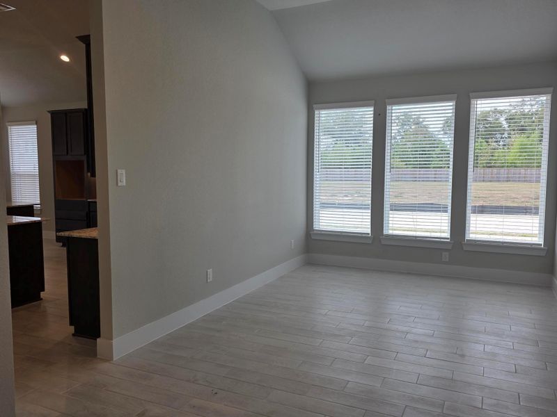 Spacious, unfurnished interior of a new home in Barton Creek Ranch, Conroe (Image 39).