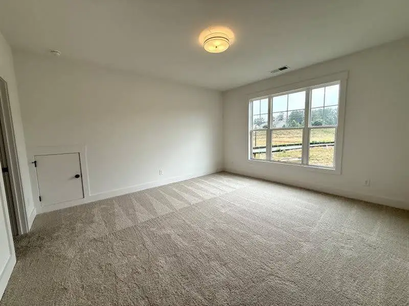 Spacious, unfurnished interior of a new home in Livingstone Park, Kennesaw (Image 21).