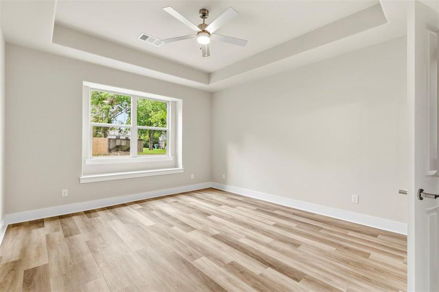 Spacious, unfurnished interior of a new home in , Sherman (Image 29).