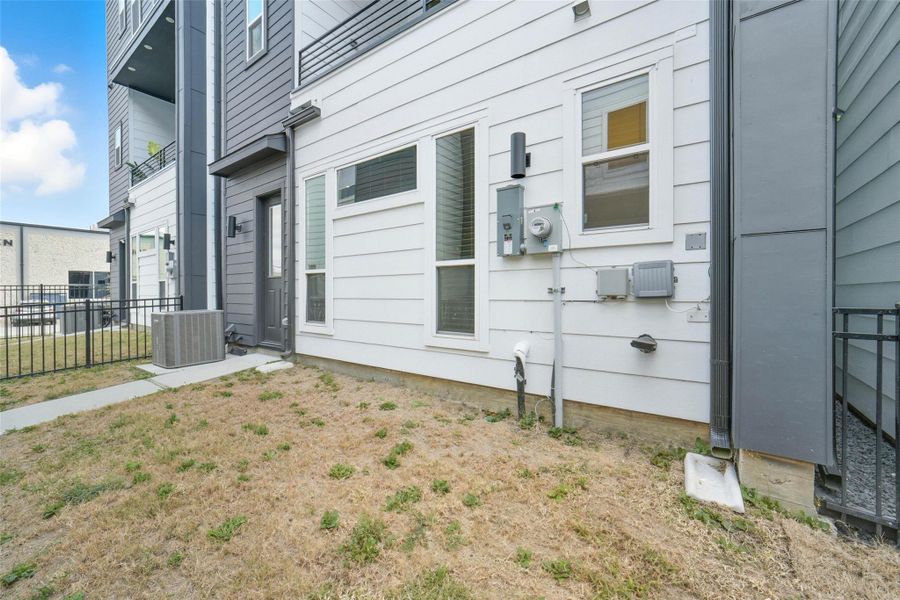 Rear entrance direct access to guest suite Rear entrance direct access to guest suite