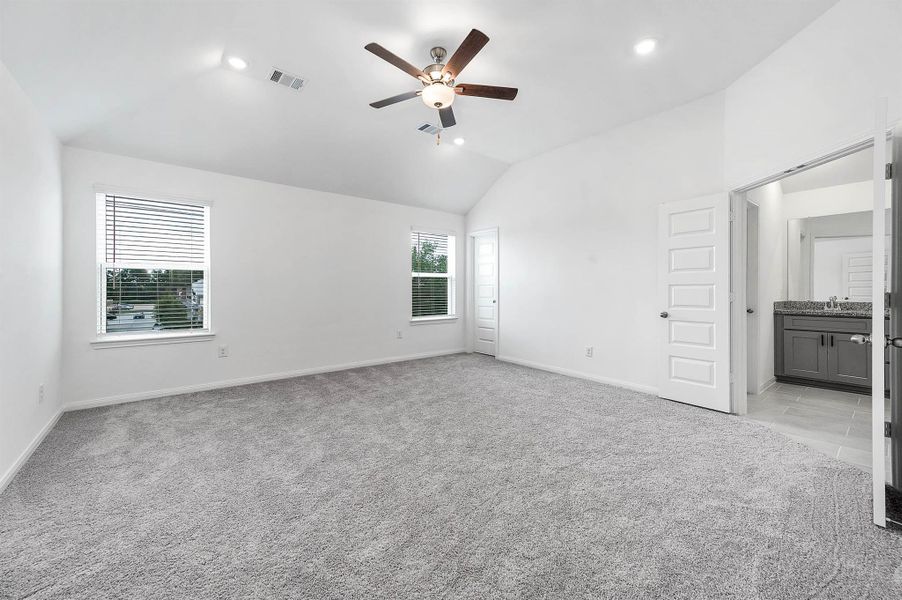 Spacious primary bedroom with En-suite bath. Spacious primary bedroom with En-suite bath.