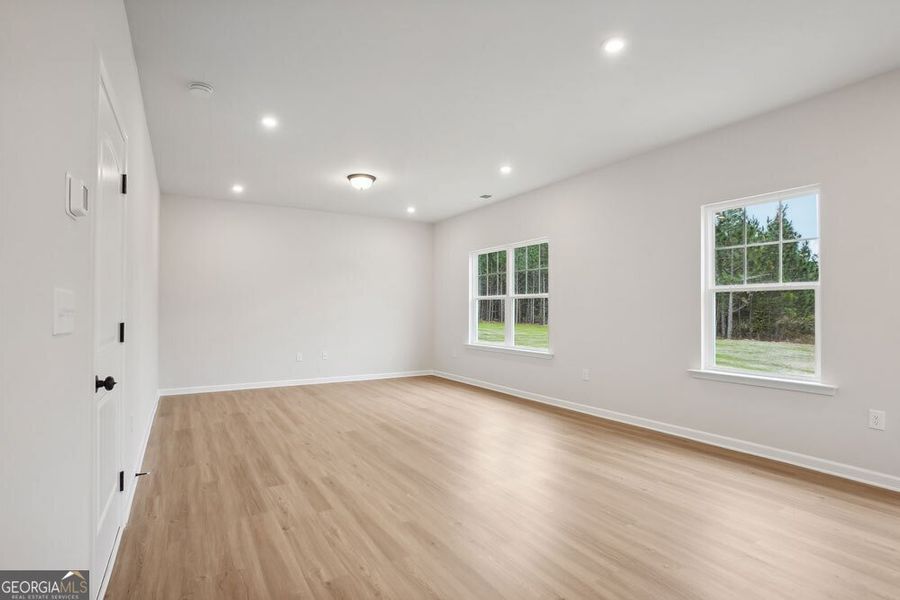 Spacious, unfurnished interior of a new home in Stonebridge North, Macon (Image 11).