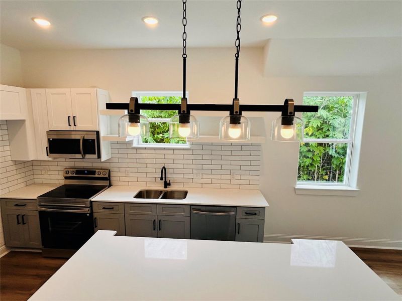 These modern pendant lights, brings a touch of class and sophistication.