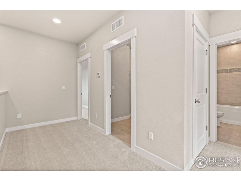 Spacious, unfurnished interior of a new home in The Lakes at Centerra - Discovery, Loveland (Image 13).