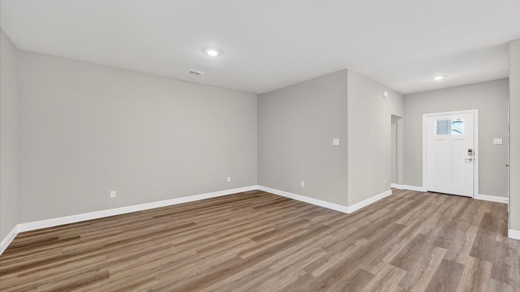 Spacious, unfurnished interior of a new home in Sandstone Estates, Granbury (Image 11).