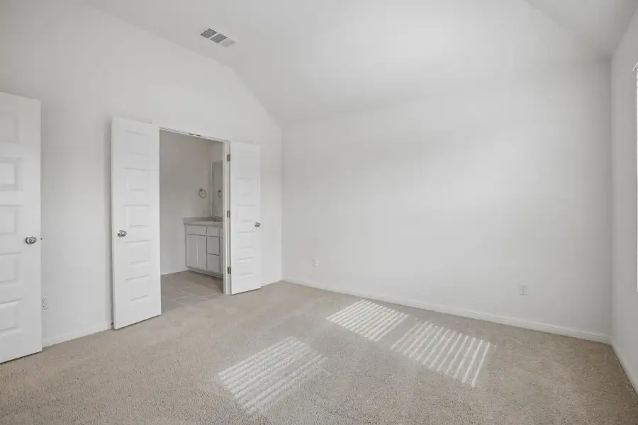 Spacious, unfurnished interior of a new home in Trinity Ranch, Elgin (Image 35).
