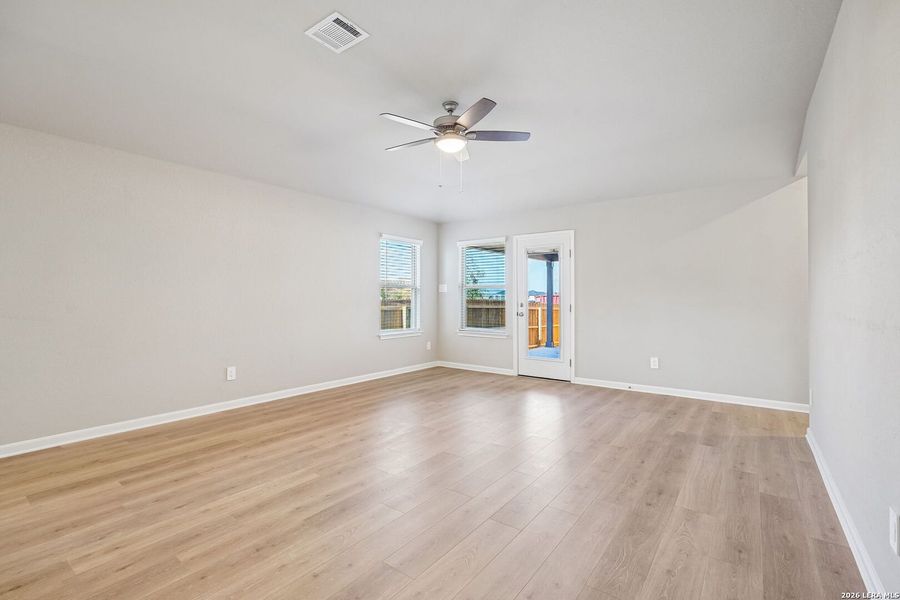Spacious, unfurnished interior of a new home in Remington Ranch, San Antonio (Image 34).