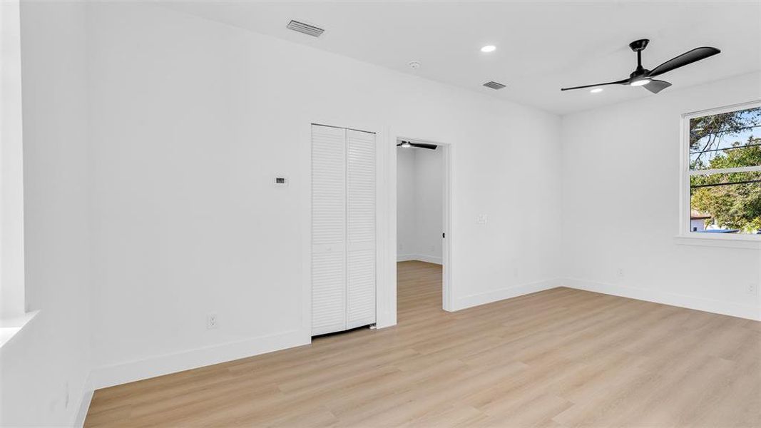 Spacious, unfurnished interior of a new home in , St. Petersburg (Image 31).