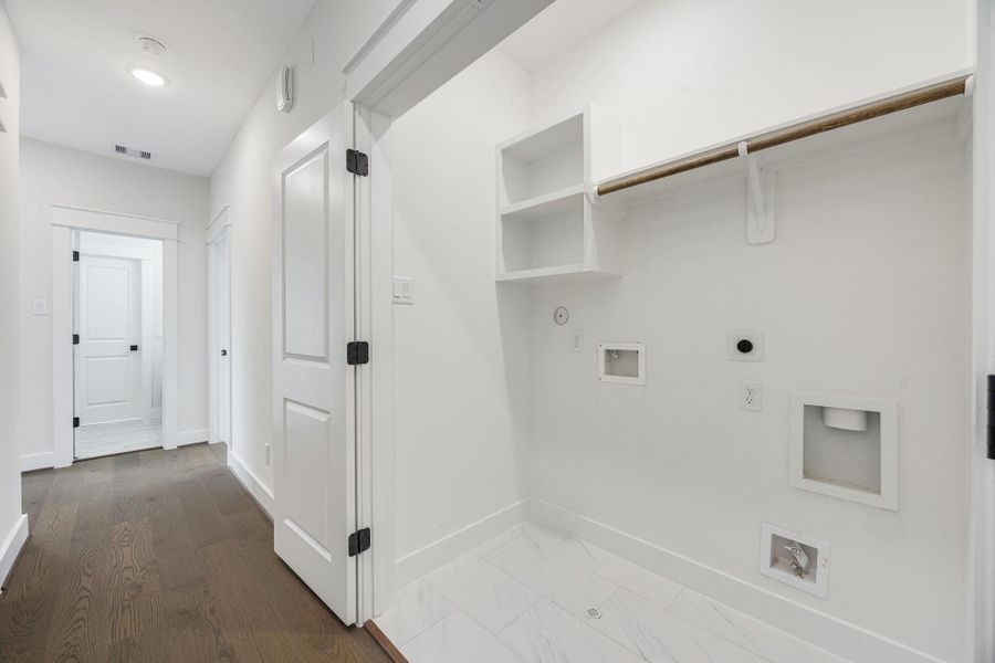 Spacious, unfurnished interior of a new home in Montridge, Houston (Image 36).