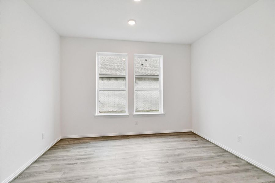 Spacious, unfurnished interior of a new home in Ellis Cove, Seabrook (Image 30).