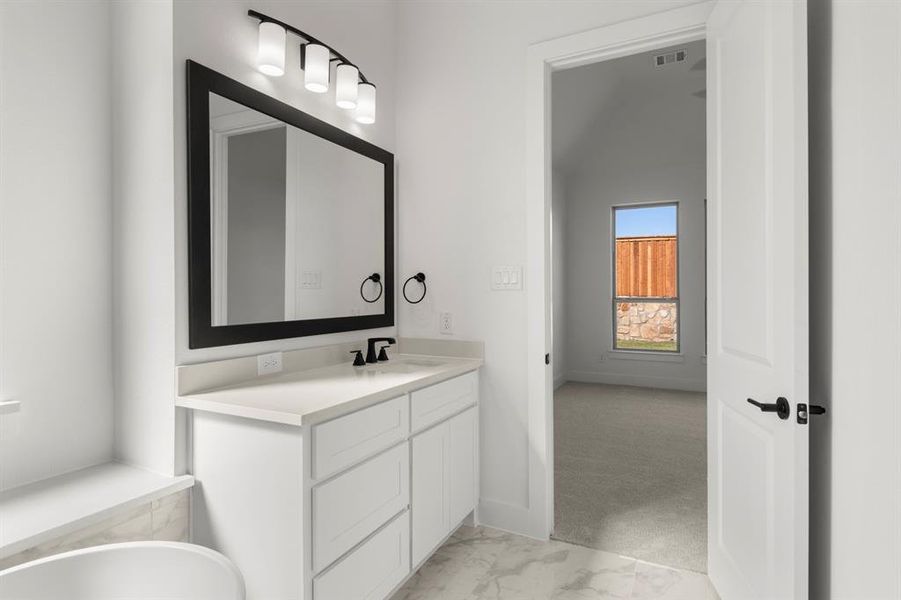 18_19. 4313 Bellview - Bath (4) 18_19. 4313 Bellview - Bath (4)