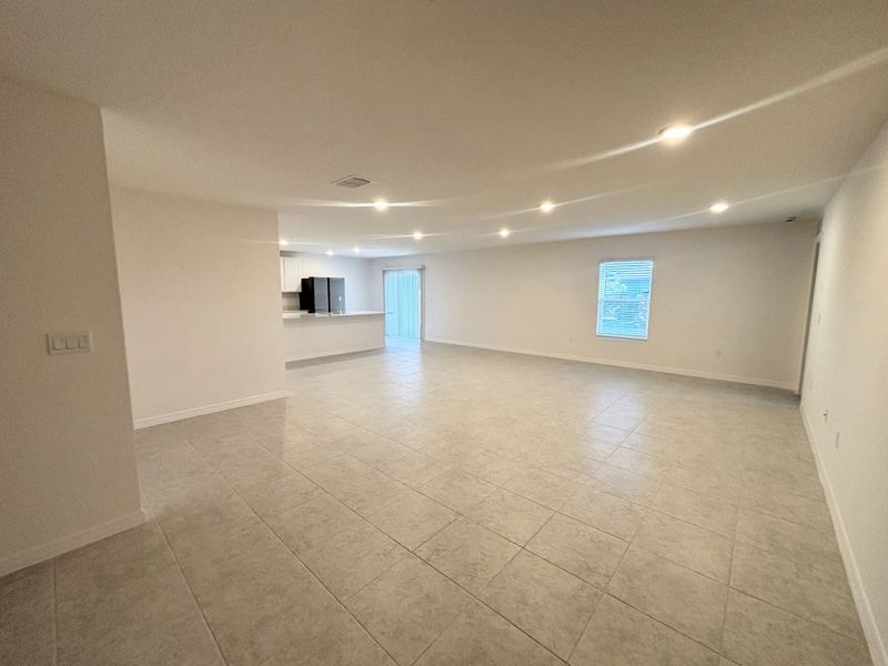 Spacious, unfurnished interior of a new home in Poinciana, Kissimmee (Image 6).