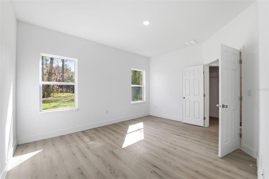 Spacious, unfurnished interior of a new home in , Citrus Springs (Image 25).