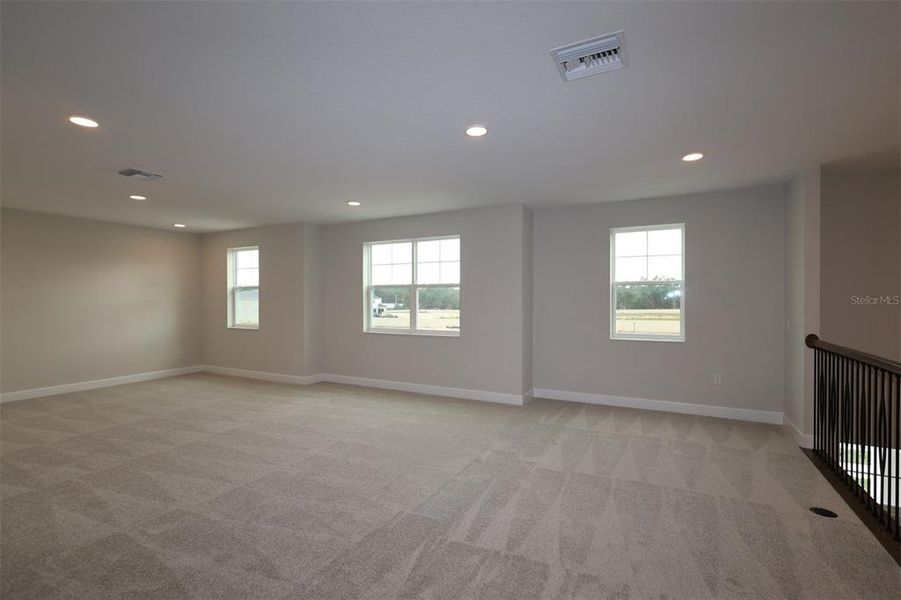 Spacious, unfurnished interior of a new home in Willow Run, Apopka (Image 35).