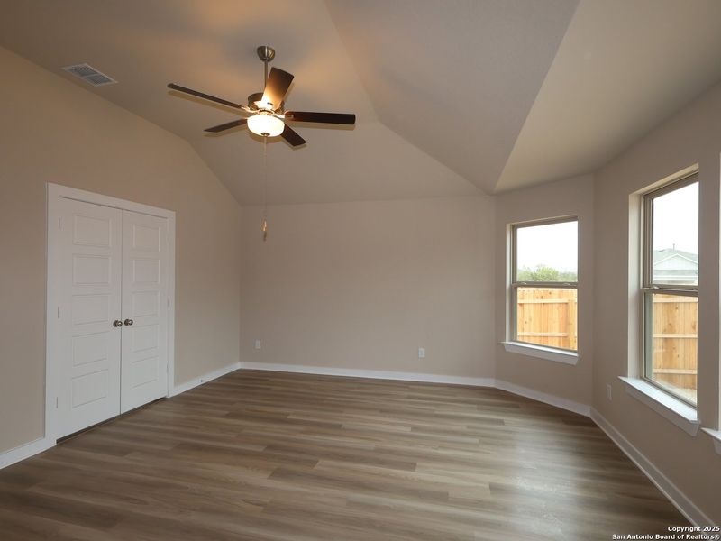 Spacious, unfurnished interior of a new home in Winding Brook, San Antonio (Image 14).