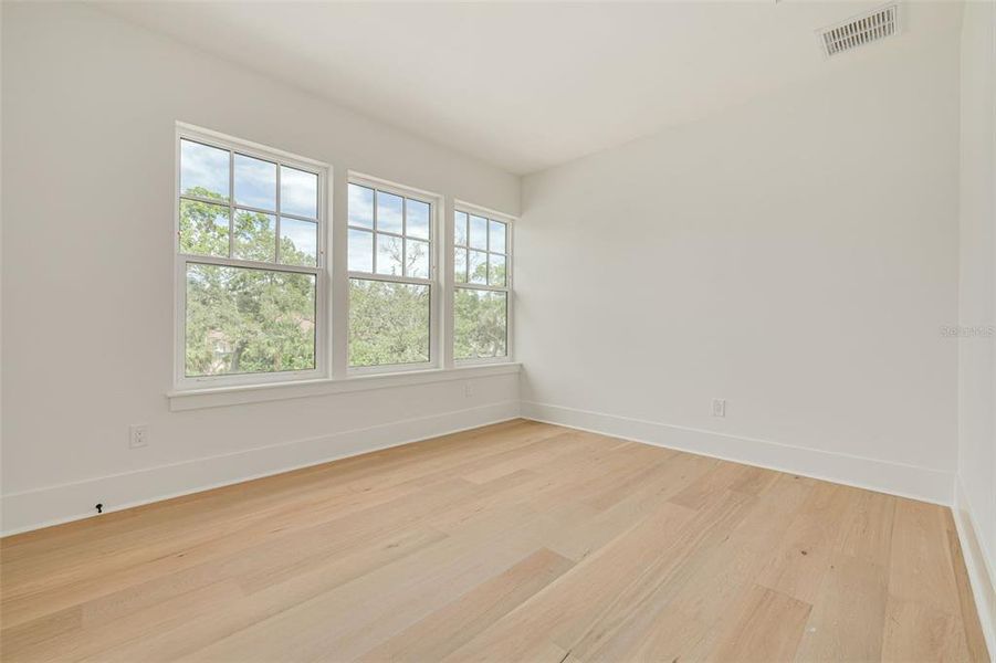 Spacious, unfurnished interior of a new home in , St. Petersburg (Image 23).