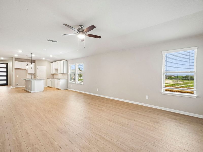 Spacious, unfurnished interior of a new home in Royal Crest, San Antonio (Image 13).